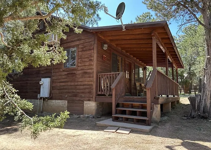 Western Theme! Amazing Spa, Fireplace And Deck!