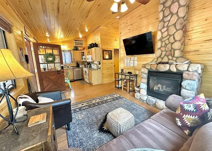 Western Theme! Amazing Spa, Fireplace And Deck! *