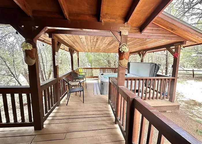 Western Theme! Amazing Spa, Fireplace And Deck!