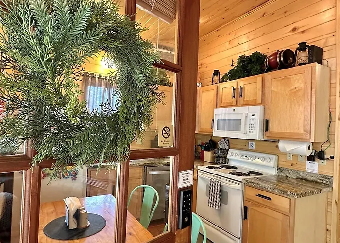 Western Theme! Amazing Spa, Fireplace And Deck! * Overgaard